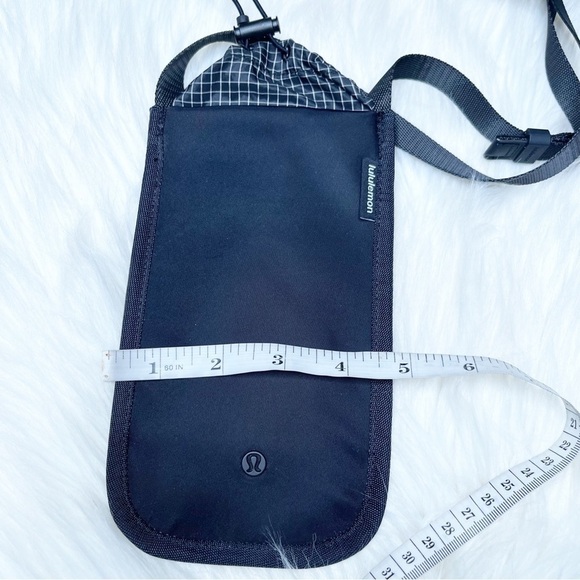 Lululemon Drawcord Top Cinch Crossbody One Size Black - Picture 6 of 7